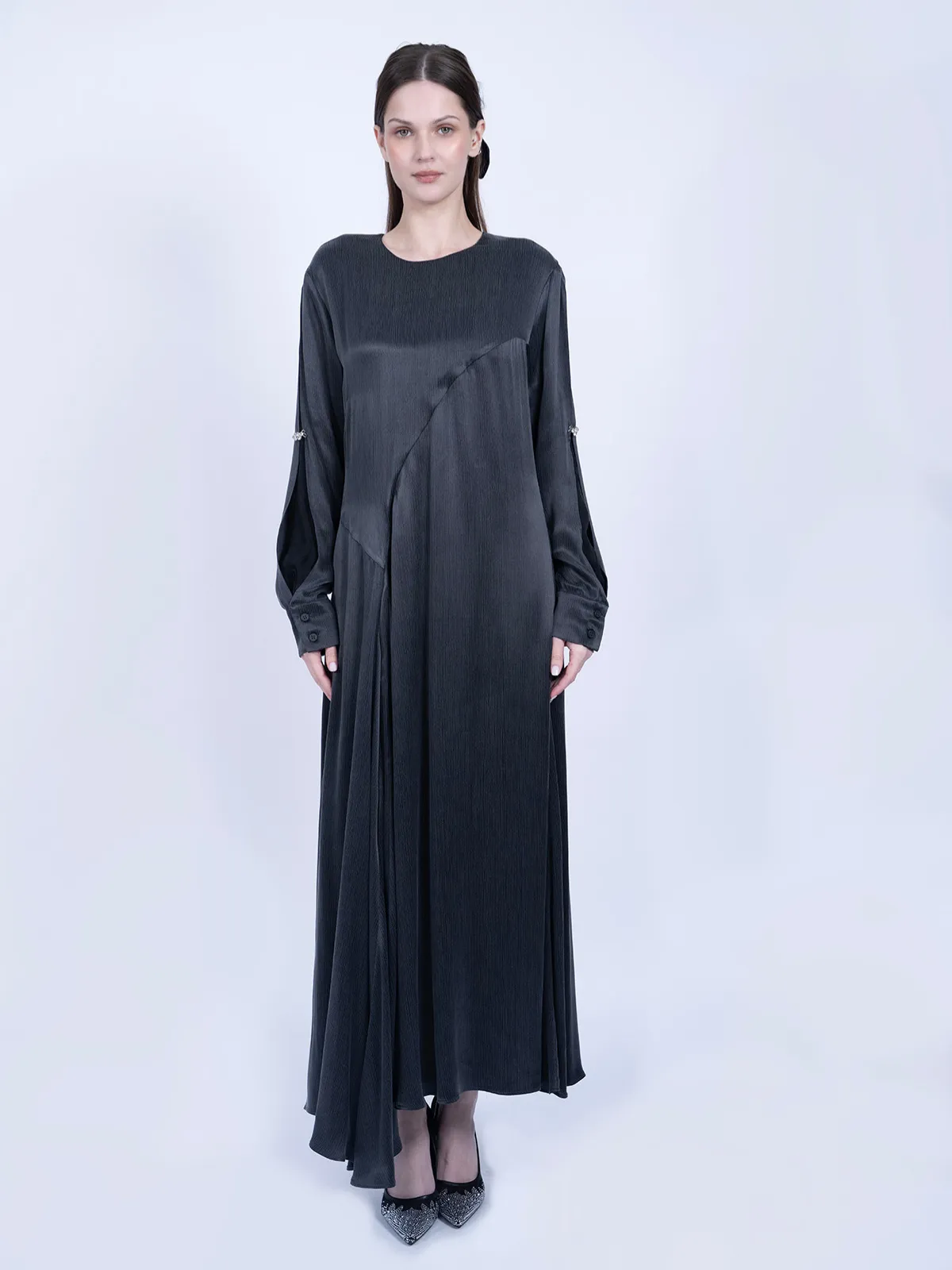 İpek Cupro Kolları Taşlı ve Godeli Elbise - Antrasit