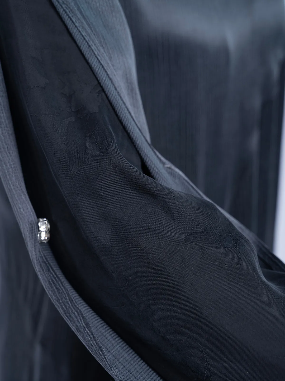 İpek Cupro Kolları Taşlı ve Godeli Elbise - Antrasit - Görsel 5