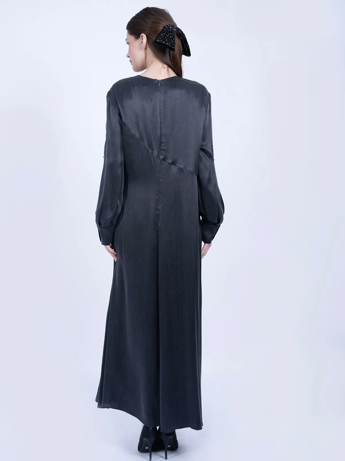 İpek Cupro Kolları Taşlı ve Godeli Elbise - Antrasit - Görsel 6