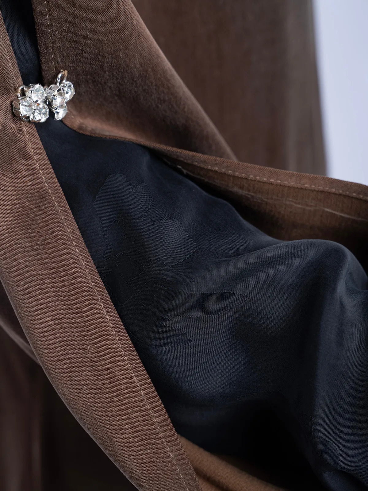 İpek Cupro Kolları Taşlı ve Godeli Elbise - Kahve - Görsel 5