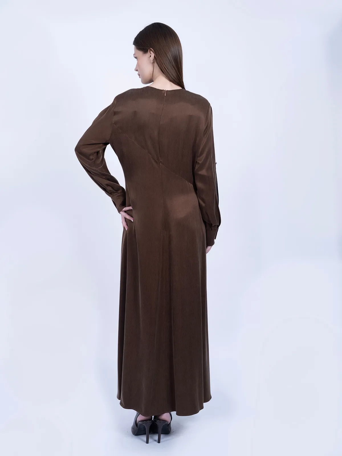 İpek Cupro Kolları Taşlı ve Godeli Elbise - Kahve - Görsel 6