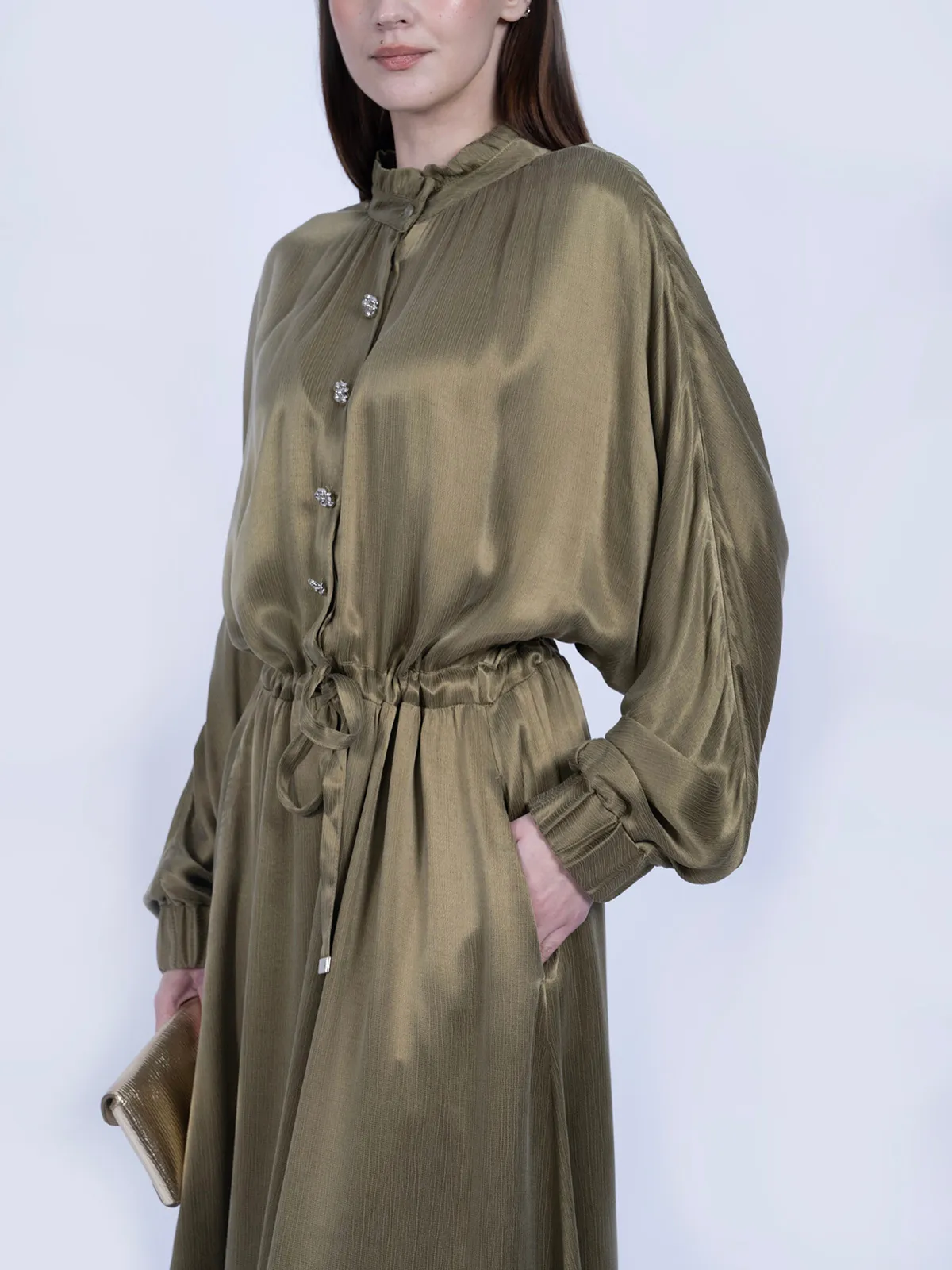 İpek Cupro Beli Bağcıklı ve Katlı Fırfır Detaylı Haki Gold Elbise - Görsel 3