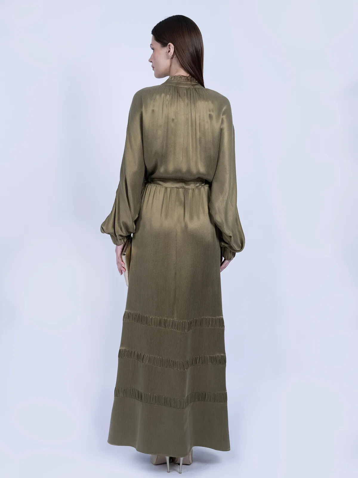 İpek Cupro Beli Bağcıklı ve Katlı Fırfır Detaylı Haki Gold Elbise - Görsel 4