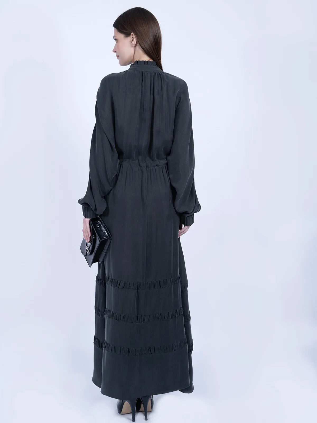 İpek Cupro Beli Bağcıklı ve Katlı Fırfır Detaylı Füme Elbise - Görsel 4