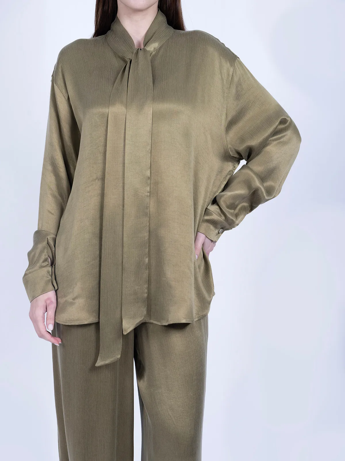 %100 İpek Cupro Kravat Yaka Bluz & Pantolon Takımı - Haki - Görsel 3
