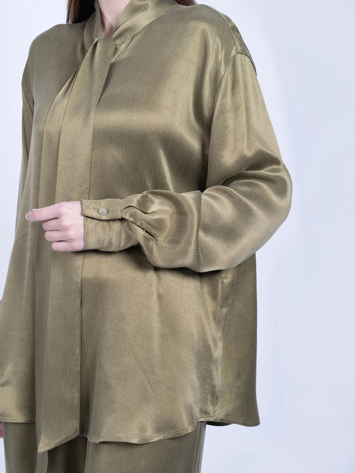 %100 İpek Cupro Kravat Yaka Bluz & Pantolon Takımı - Haki - Görsel 4