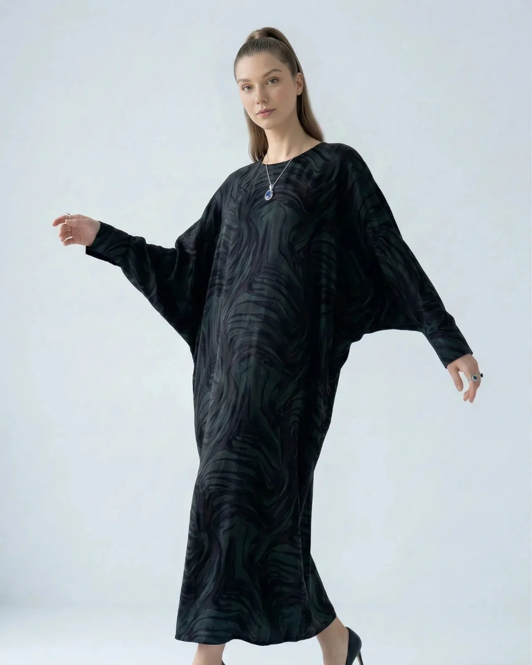 %100 İpeker Cupro Mavi Desenli Yarasa Kol Elbise - Görsel 2