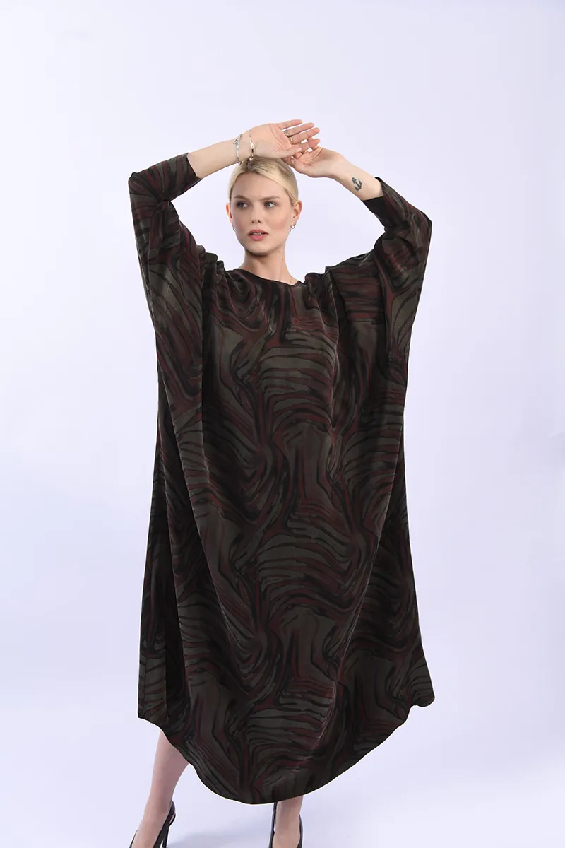 %100 İpeker Cupro Kahverengi - Yeşil Desenli Yarasa Kol Elbise - Görsel 4